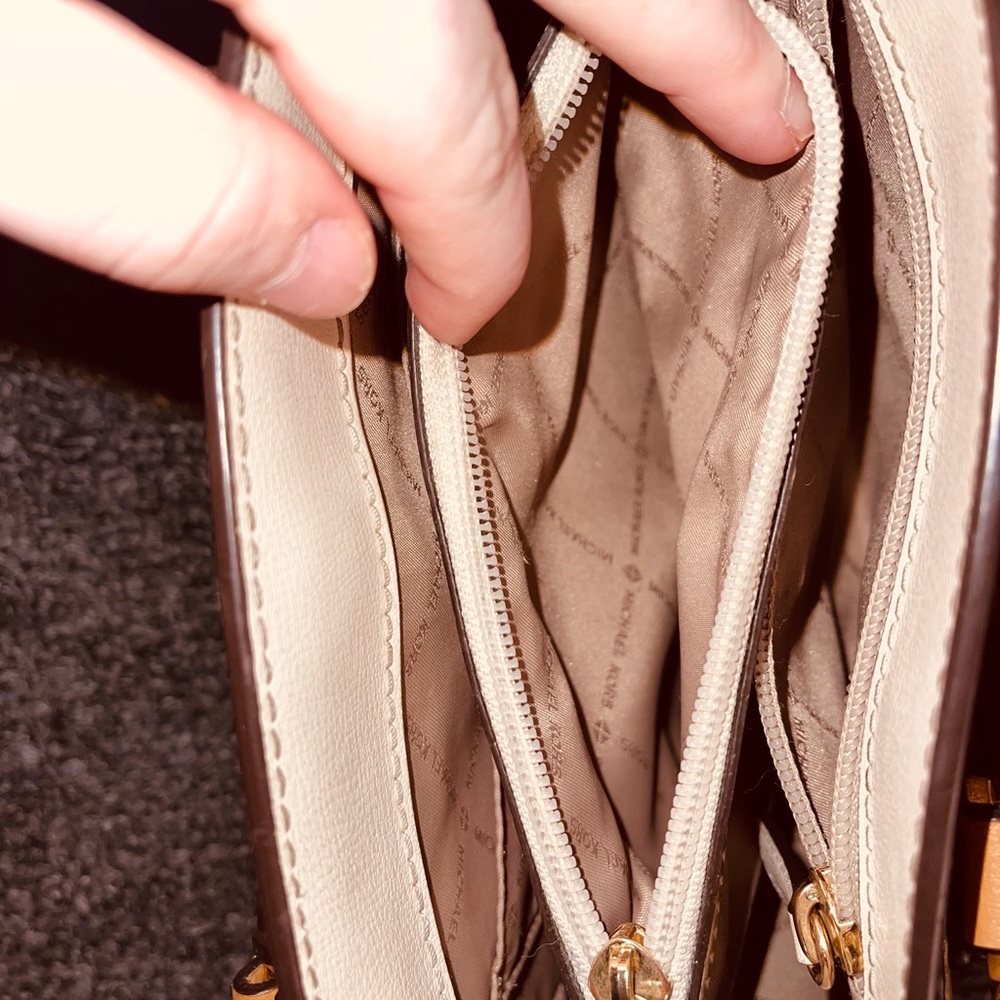 Michael Kors Mott Medium Messenger bag - Picture 5 of 9